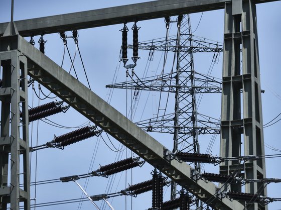 Während sich Privathaushalte über hohe Stromkosten ärgern, gibt's Sonderrechte für die Industrie.  Während sich Privathaushalte über hohe Stromkosten ärgern, gibt's Sonderrechte für die Industrie.