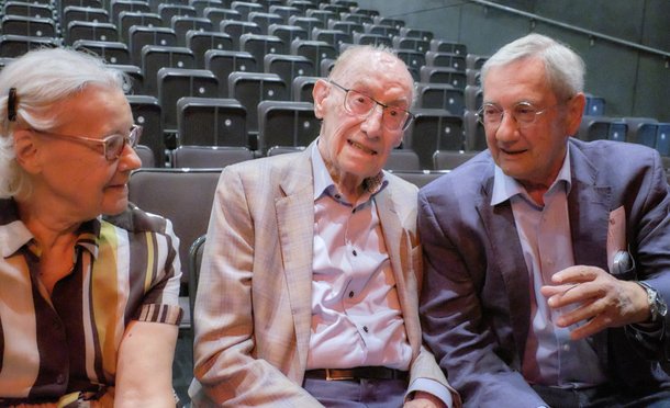 Kontext-Unterstützer:innen der ersten Stunde (von links): Helga und Edzard Reuter mit Anton Hunger. Foto: Joachim E. Röttgers Kontext-Unterstützer:innen der ersten Stunde (von links): Helga und Edzard Reuter mit Anton Hunger. Foto: Joachim E. Röttgers