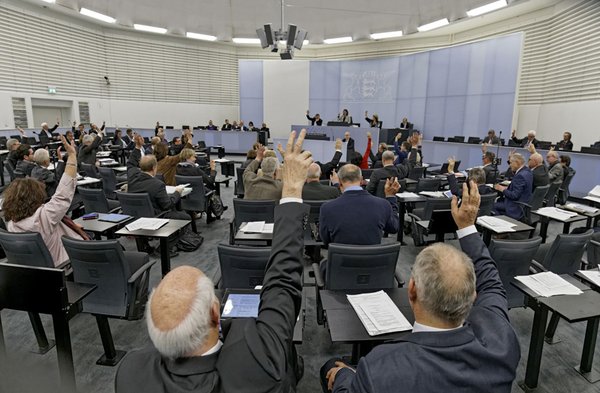 Hoch die Flossen: Frühsport im Landtag.