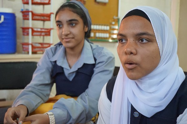 Mariam (rechts) will mit ihrer Elektro-Ausbildung auch Vorbild für andere Mädchen sein.