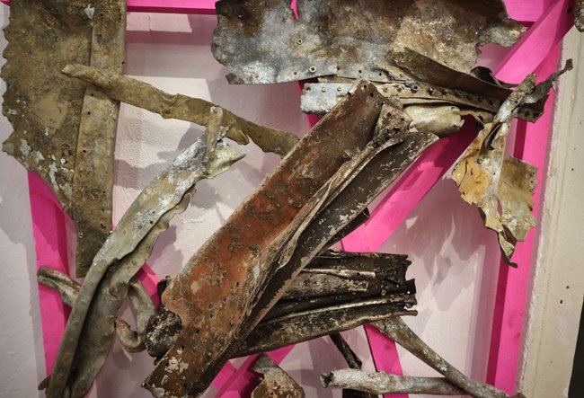 Mark Steffen Bremers Installation mit Flugzeugwrackteilen aus dem Zweiten Weltkrieg.