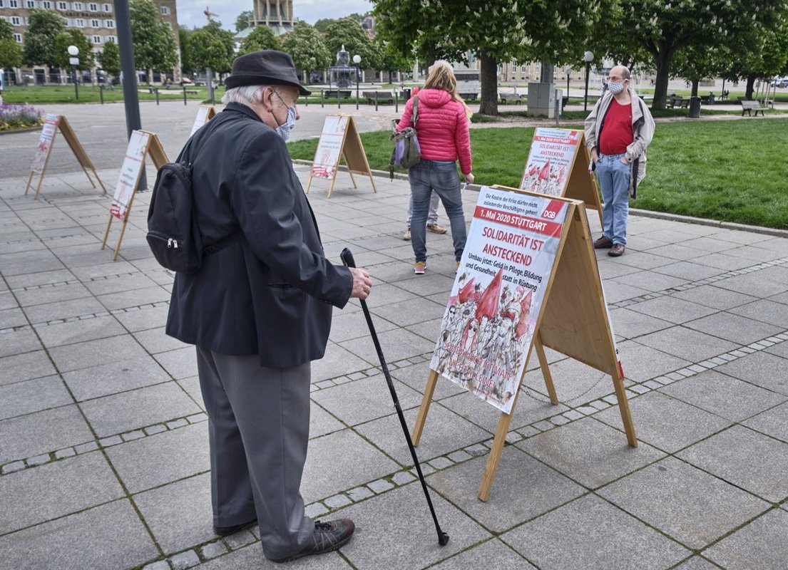 Und auf dem Stuttgarter Schlossplatz gibt es vom DGB Plakataufsteller statt Kundgebung – die findet komplett im Internet statt.