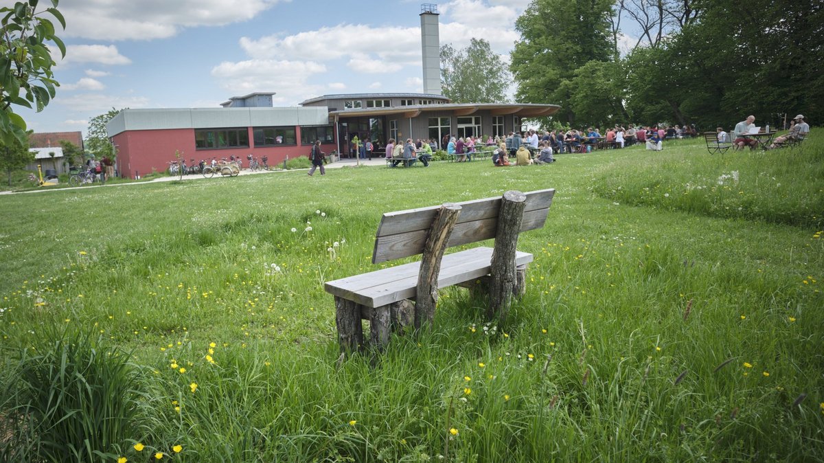 Im Dorfhaus ist die Gemeinschaftsküche, im Sommer wird draußen gegessen.