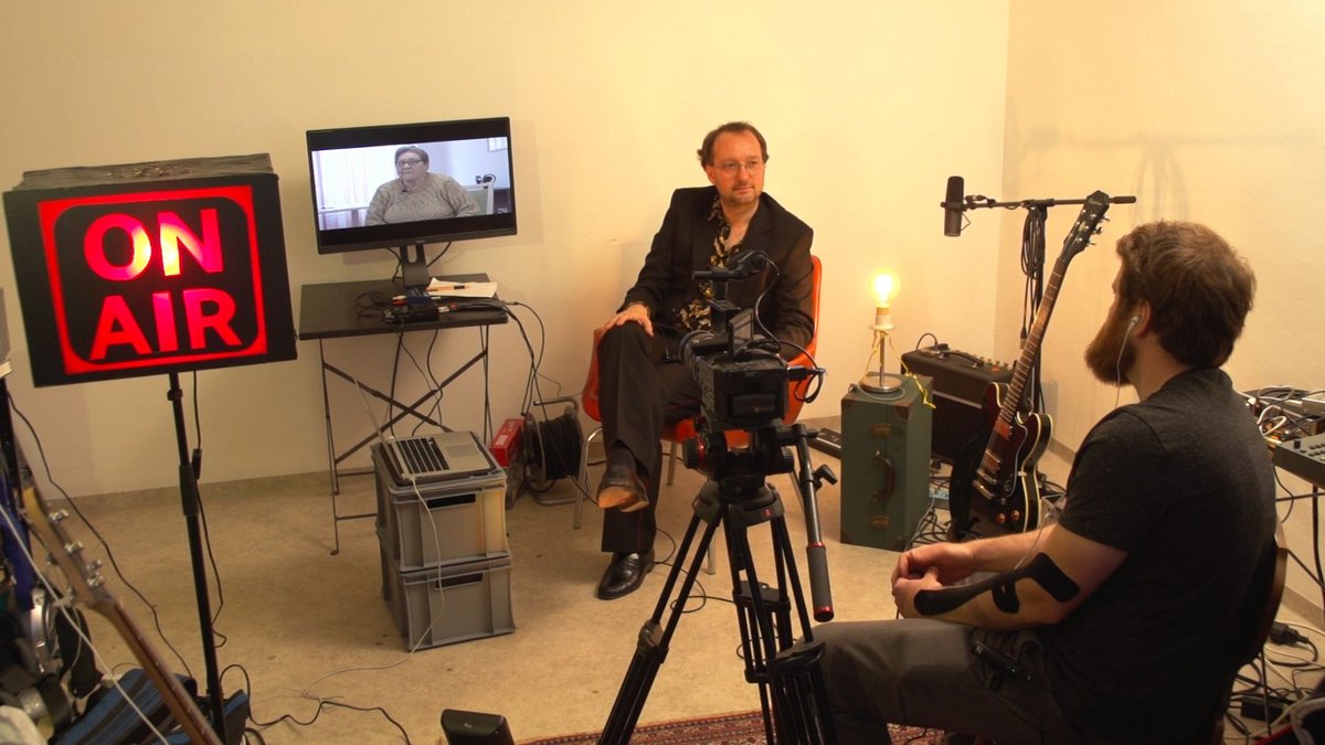 Regisseur Christian Müller im Gespräch mit Seniorin Hild. Screenshot YouTube 
