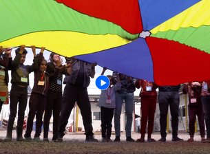 Bunte Waldorfwelt im Flüchtlingscamp.