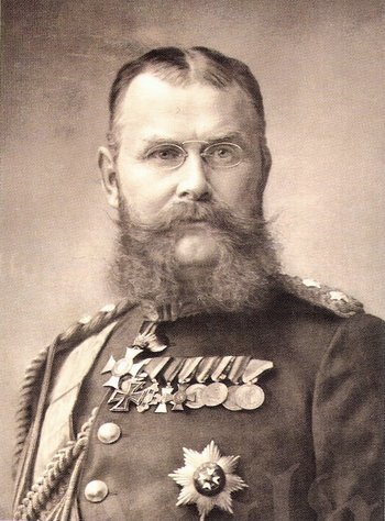 Hasste Uniformen: König Wilhelm II. von Württemberg auf einem offiziellen Foto von 1892. Foto: wikimedia.org, Public Domain, <a href="https://commons.wikimedia.org/w/index.php?curid=74552177">Link</a>