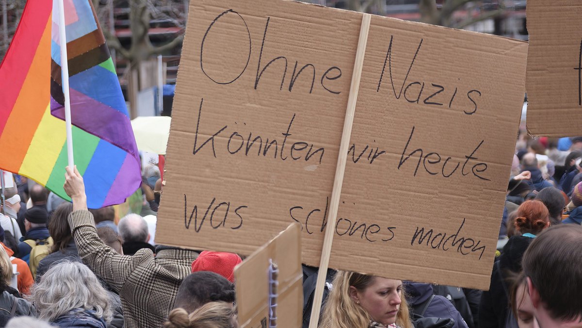 Ob Oma, Enkel oder Hund: Alle hätten eigentlich Besseres zu tun. 24.2.2024, Stuttgart.
