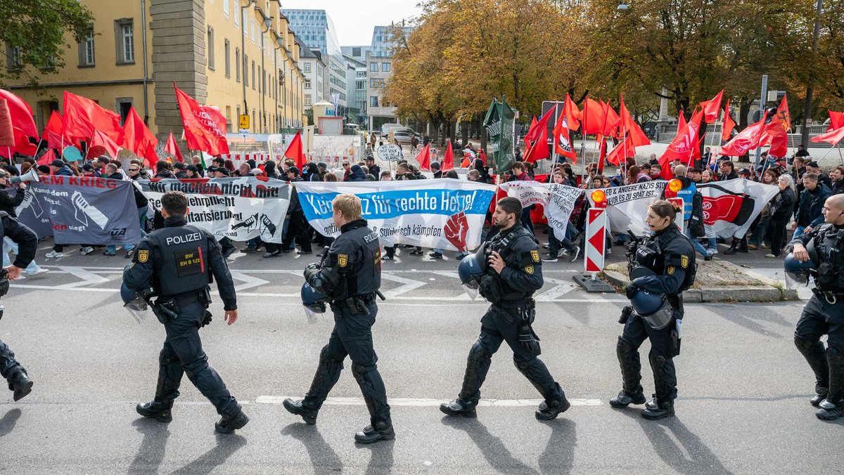 Vor allem den Block der Autonomen behält die Polizei im Auge.