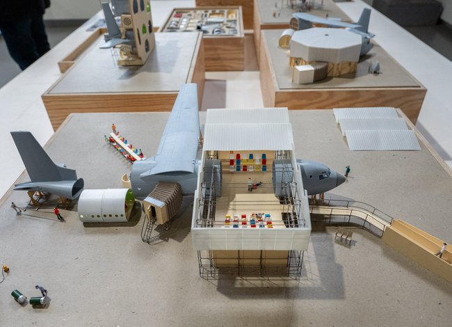 Raumlaborberlin zeigt einen Modellbausatz zum Wiederverwenden von Flugzeugteilen. Raumlaborberlin zeigt einen Modellbausatz zum Wiederverwenden von Flugzeugteilen.