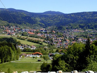 Sogar mit Freibad: Bodenmais in Niederbayern. Foto: Menz auf wikivoyage shared, <a href="https://creativecommons.org/licenses/by-sa/3.0" title="Creative Commons Attribution-Share Alike 3.0">CC BY-SA 3.0</a>, <a href="https://commons.wikimedia.org/w/index.php?curid=23222891">Link</a>