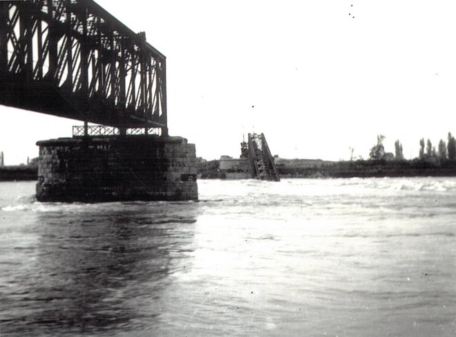 Deutsche Pioniere sprengten 1939 nach Kriegsbeginn einen Teil der Brücke. Foto: Rudolf Hanselmann, Stadtarchiv Breisach am Rhein 