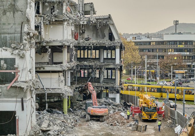 Tipp: Rundfahrt per U-Bahn, die meist oberirdisch fährt. Hier am Cannstatter Wilhelmsplatz mit – ja was wohl? Baustelle.