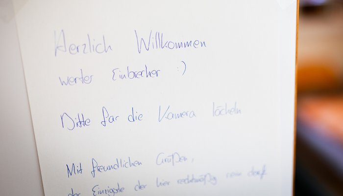 Grußbotschaft an Unbefugte im Zimmer. Foto: Julian Rettig