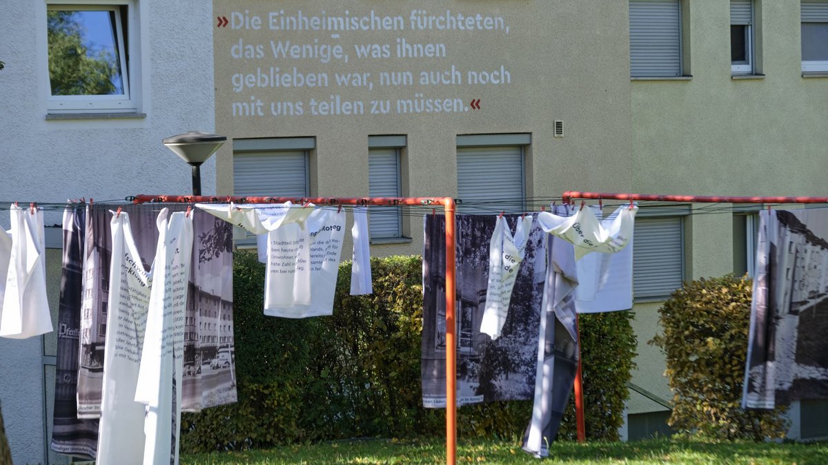 Die Wäschestücke auf der Leine sind Teil des Reallabors. Sie erinnern an die Zeit nach dem Krieg – eine Zeit der Not, ...