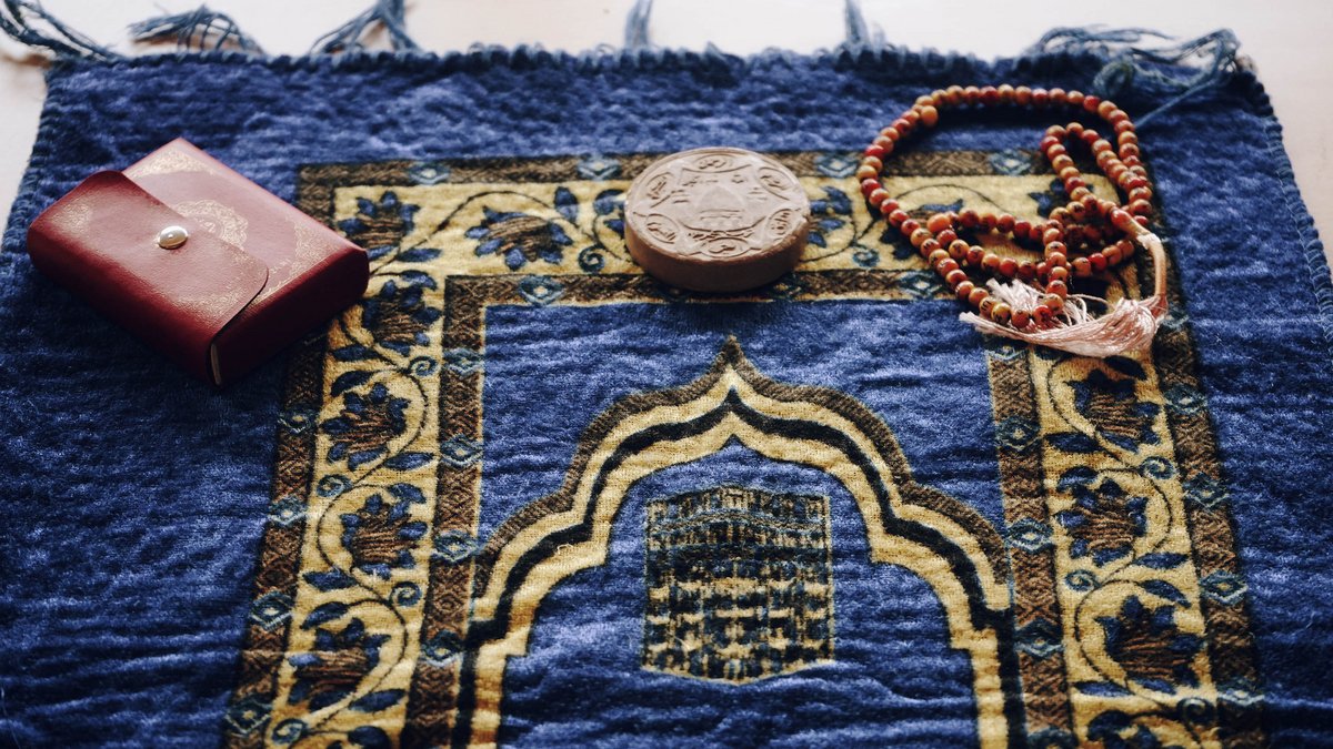 Gebetsausstattung. Der Kerbala-Stein wird von Schiit:innen im Gebet verwendet und symbolisiert Kerbala als wichtigen Ort der islamischen Geschichte.