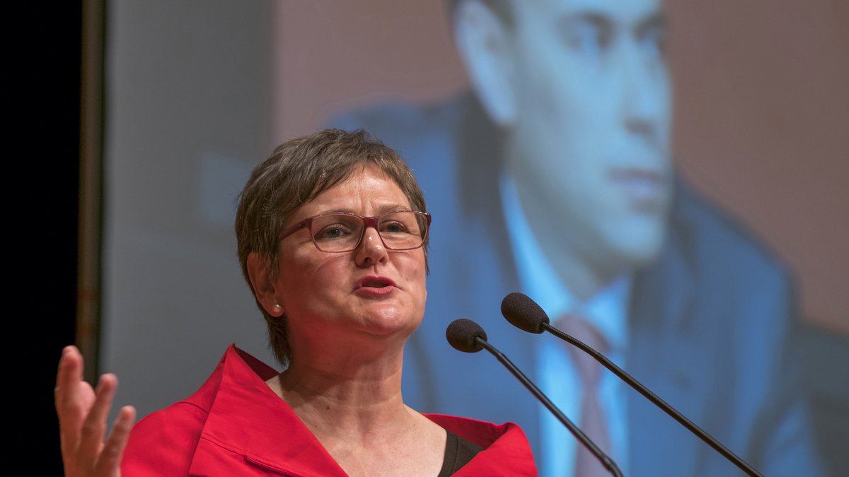 Nach Wahlniederlage und Rückfall in die Opposition räumt Schmid den Parteivorsitz, zur Nachfolgerin wird im Oktober 2016 die Parteilinke Leni Breymeier gewählt. Ob sie bei den nächsten Wahlen das Ruder hätte rumreißen können, werden wir nie erfahren, denn mangels parteiinternem Rückhalt bleibt sie nur zwei Jahre im Amt. Foto: Joachim E. Röttgers
