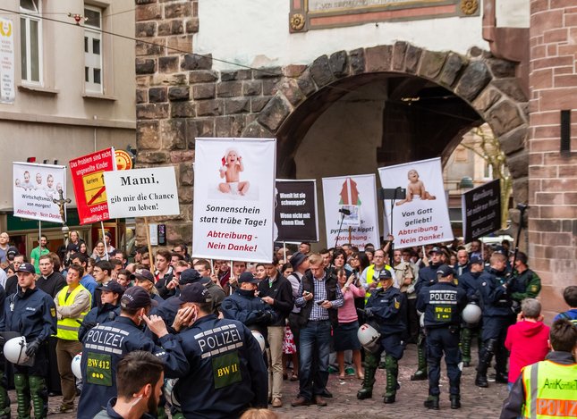 Anhänger:innen der Piusbruderschaft. Foto: Conflict Press