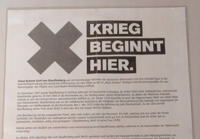 Das Plakat einer antimilitaristischen Gruppe, das 2014 an der Stauffenberg-Gedenkstätte im Alten Schloss angebracht war. Foto: Kontext