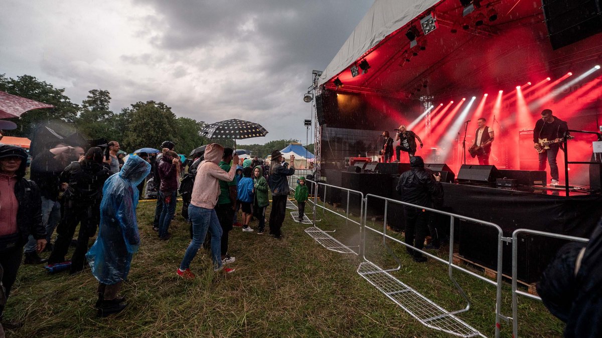 Trotz strömendem Regen ist was los bei Bouncing Betty, die rotzigen Rock im Geiste von Motörhead oder Guns'n'Roses spielen.