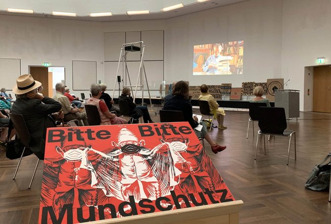 Bis zu 60 Personen dürfen in Zeiten von Corona in den Saal. Hier bei einer Diskussion zur Ausstellung "Horst Brandstätter und die Frage der (Un)Freiheit". Foto: Hans D. Christ