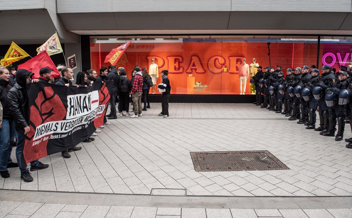 Weniger friedlich war die Stimmung am 19.2.2023 in der Stuttgarter Innenstadt. Die Polizei stoppte den Demozug zum Gedenken an die Opfer des rechtsterroristischen Anschlags in Hanau, weil zwei Demonstrierende Sonnenbrillen trugen: Das sei Vermummung.