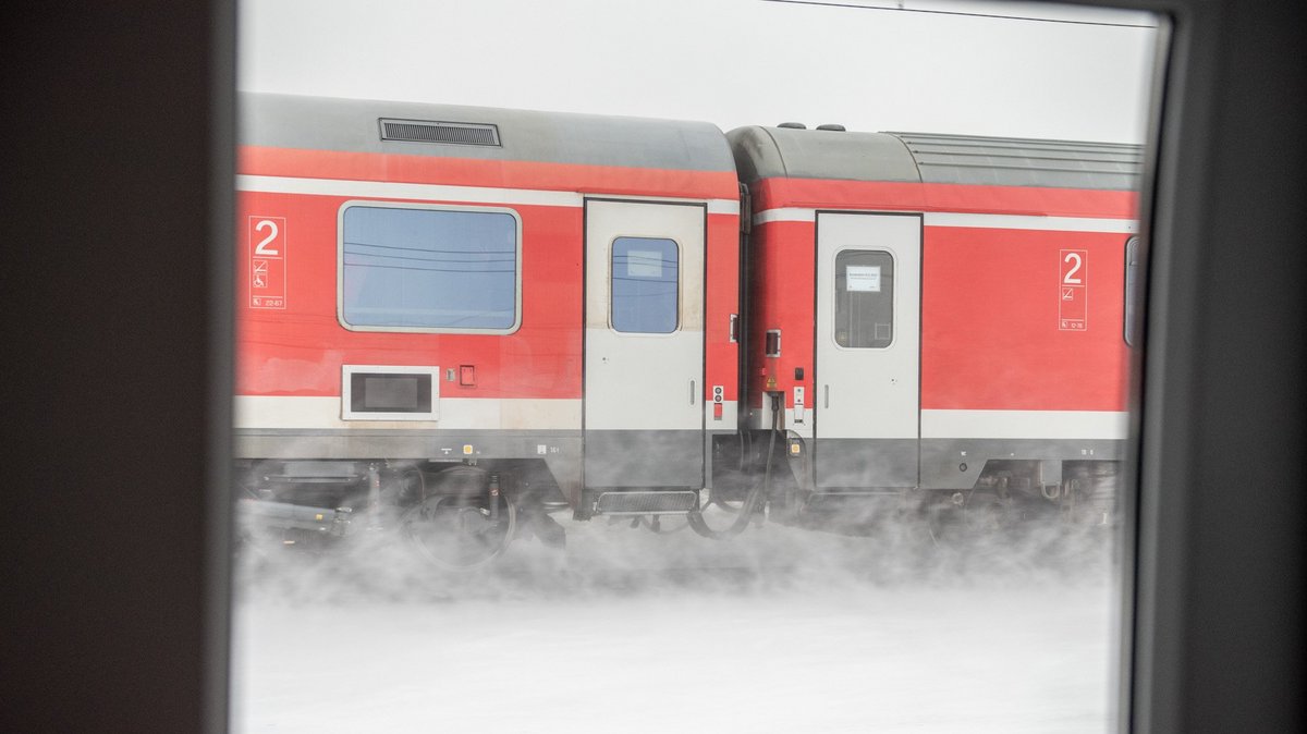 Highspeed-Schneegestöber: Parallel zum ICE fahrender Regionalexpress bei der Neubaustrecken-Eröffnung am 9. Dezember. Fotos: Jens Volle