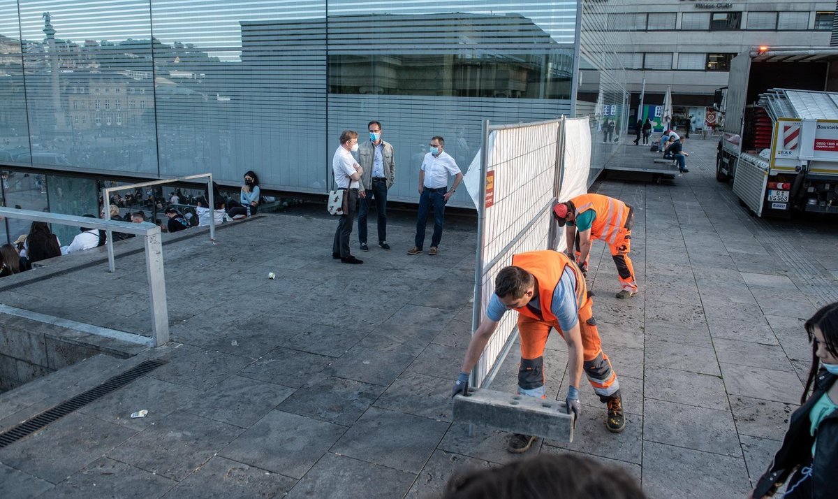 Doch plötzlich: Zwei Spielverderber kommen von oben! Doch plötzlich: Zwei Spielverderber kommen von oben!