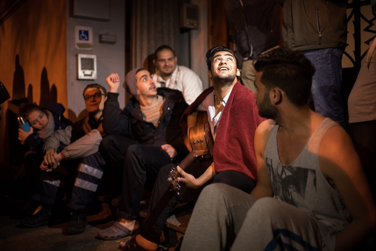 Während im langen Sommer der Migration, 2015, Tausende über den Balkan nach Mitteleuropa fliehen, feiern AktivistInnen in Osnabrück die 37. verhinderte Abschiebung in Folge.