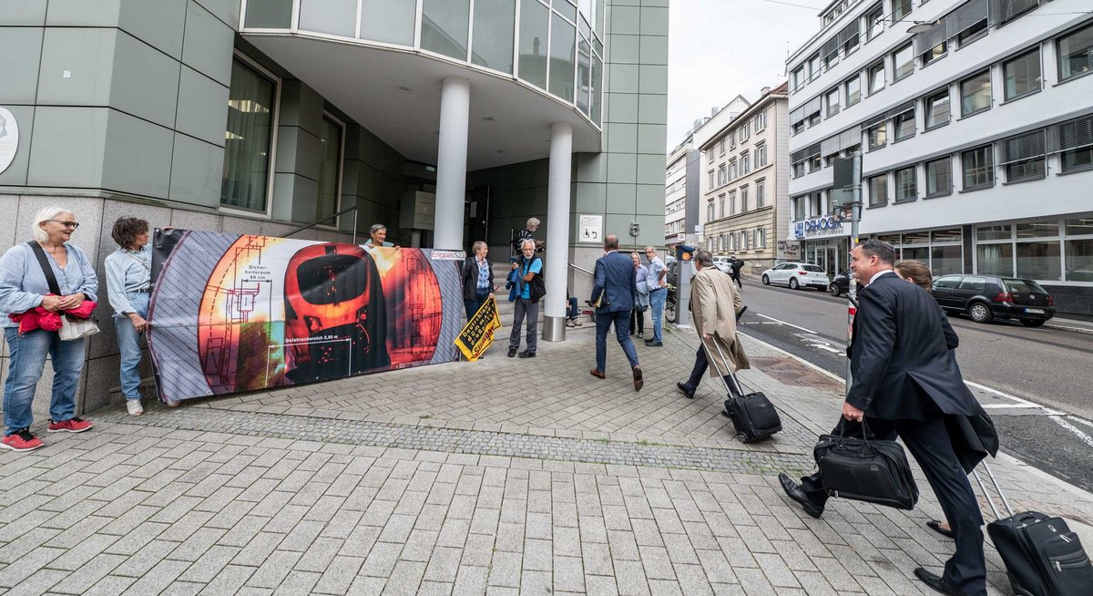 Jurisprudenz und Protest: Aktion von S-21-Gegner:innen vor dem Verwaltungsgericht Stuttgart am 18. September. Fotos: Jens Volle