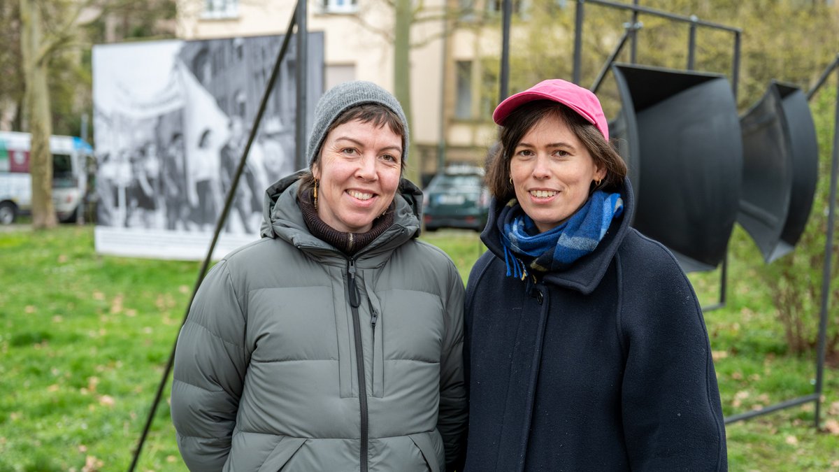 Die Künstlerinnen Judith Engel (links) und Ann-Kathrin Müller vor der Audio-Installation auf dem Shmuel-Dancyger-Platz. Foto: Jens Volle