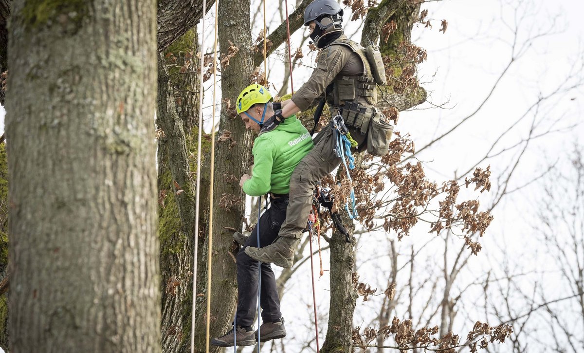 Uni-Campus in Stuttgart-Vaihingen, Februar 2024: Ein SEK-Beamter holt einen Robin-Wood-Aktivisten von einer Eiche. Foto: Julian Rettig Uni-Campus in Stuttgart-Vaihingen, Februar 2024: Ein SEK-Beamter holt einen Robin-Wood-Aktivisten von einer Eiche. Foto: Julian Rettig
