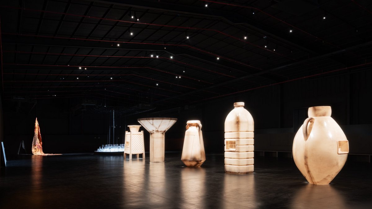 Die Fiberglas-Gefäße der kuwaitischen, auch in Puerto Rico lebenden Künstlerin Alia Farid erinnern an die Trinkwasserversorgung und ihre kulturellen Konnotationen. Foto: Marco Cappelletti