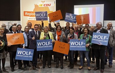 Guido Wolf (mit erhobenem Daumen) und seine Fans. 