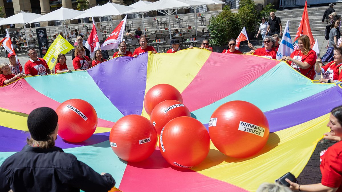 Keine Spielbälle der Politik – Auftakt der DGB-Kampagne "Hartverdient! Sozialstaat schützen" in Stuttgart. Foto: Julian Rettig