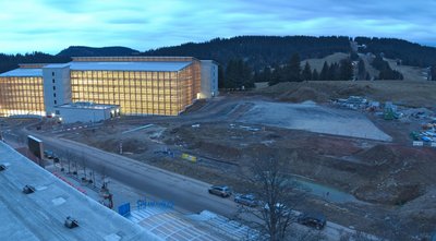 Neu und leer: das Riesenparkhaus am Feldberg. Foto: goldbeck07.hi-res-cam.com (Webcam)