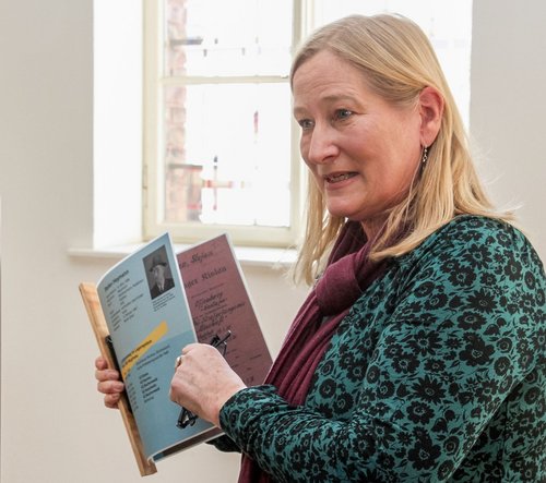 Historikerin Andrea Hoffend führt durch die Ausstellung.