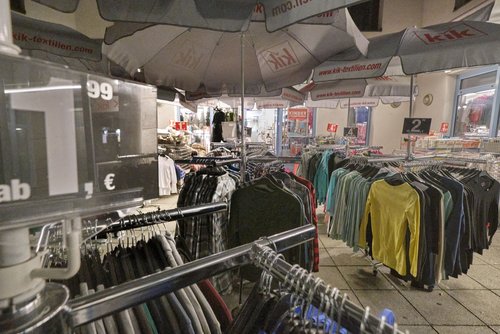 Klamotten ab 1,99 Euro: Wie sehen da wohl die Arbeitsbedingungen der Näherinnen in Pakistan oder anderswo aus?