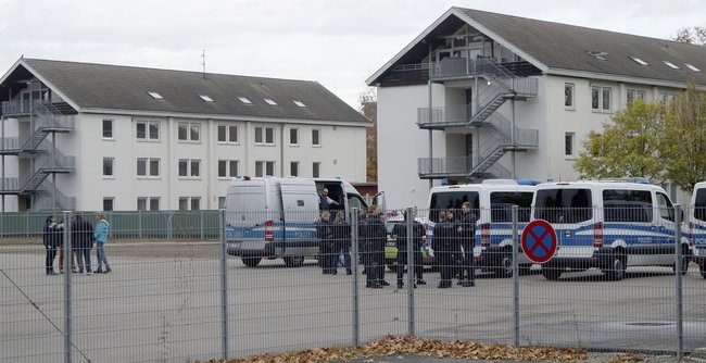 Abgeschottet und überwacht: LEA Freiburg mit hohen Zäunen und hoher Polizeipräsenz.