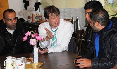 Landrat Pauli (Mitte) im Gespräch mit Flüchtlingen in der LEA. Foto: LRA