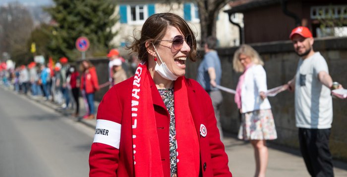 Die Menschenkette steht und Betriebsrätin Maria Dimoudis freut sich.