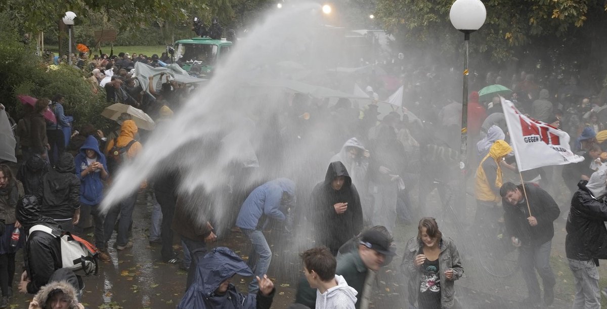 Brutaler Polizeieinsatz gegen S-21-Gegner am 30. September 2010.