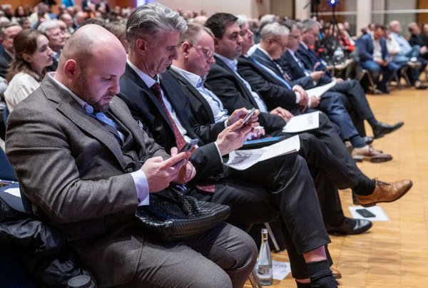 Die AfD-Politiker Markus Frohnmaier, Marc Jongen, Dirk Spaniel und Malte Kaufmann (von links) während der Rede von Christina Baum. 