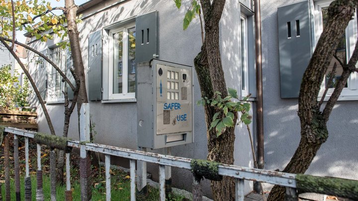 Der Kontaktladen. Tag und Nacht zugänglich: Spritzenautomat.