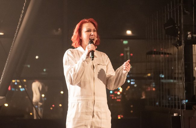 Nina Zinsmeister als Frau Muskat, die Karussellbesitzerin.