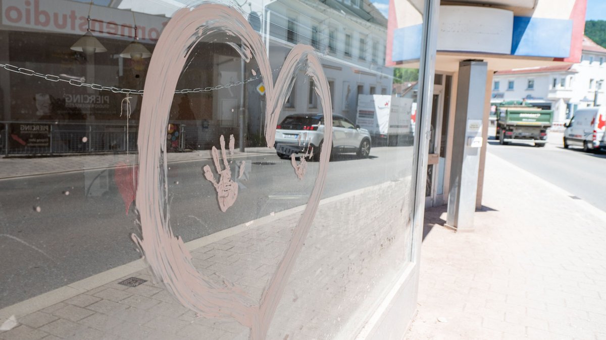 Laden leer, auf der Schaufensterscheibe Herz und Hände aus Schlamm. Laden leer, auf der Schaufensterscheibe Herz und Hände aus Schlamm.