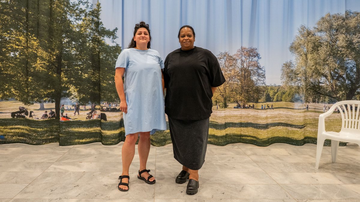 Aida Nejad, Architektin vom Büro Studio Malta, und die Künstlerin Weiny Fitui (rechts) vor der Wiese am Max-Eyth-See. Foto: Jens Volle