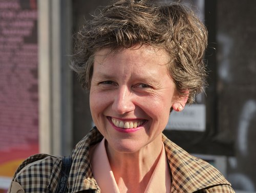 Künstlerin, Sammlerin und parteilose Kandidatin Tanja Krone im Trenchcoat.