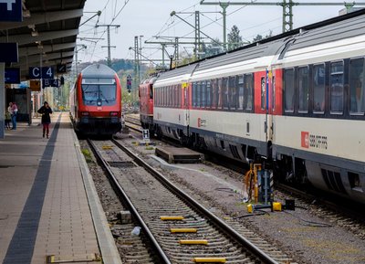 Die meisten schweizer Züge (rechts) fahren längst mit ETCS. Foto: Joachim E. Röttgers