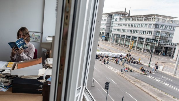 Kontext-Redakteur Minh Schredle wundert sich über die ungekannte Stille am Arbeitsplatz. Foto: Jens Volle