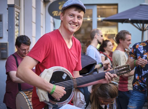 Selim liebt orientalische Lieder. Seine Laute ist türkisch.